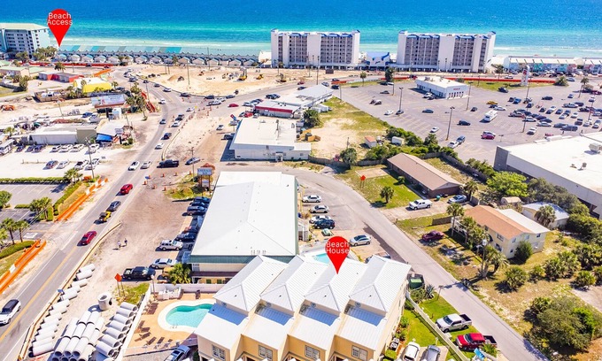 El Centro Beach House | WALK TO BEACH! Spacious, Sleeps 12! Gulf View, Pool