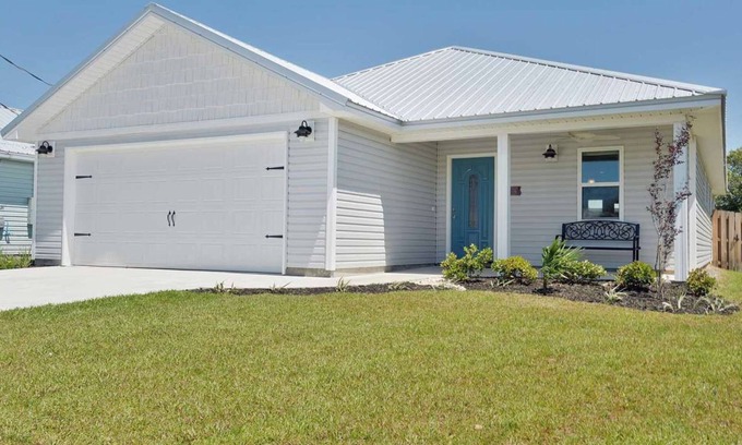 Holiday Beach House | 🌴Walk to Beach-Pet Friendly-Great Location-Sunset by the Sea🌴