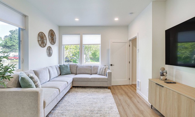 Lincoln City House | Walk to Beaches: 'Siletz Bay Bliss' Townhome