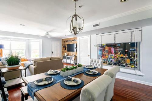 Rutledge Hill House | Walk To Broadway Charming Modern Historic Townhome