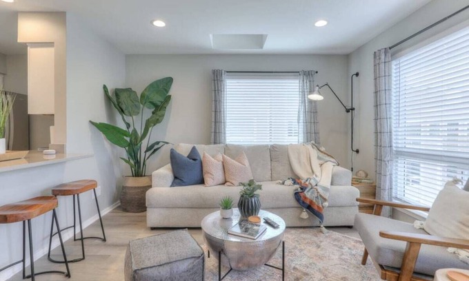 North Capitol Apartment | Walk to Broadway! Riverfront Condo with Pool