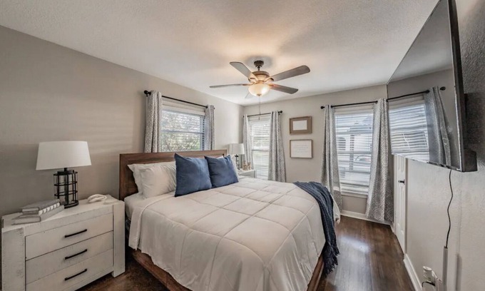 Fort Worth Cultural District House | Walk To Dickies Arena, Will Rogers, 7th Street & More, KING BED, Large Backyard!