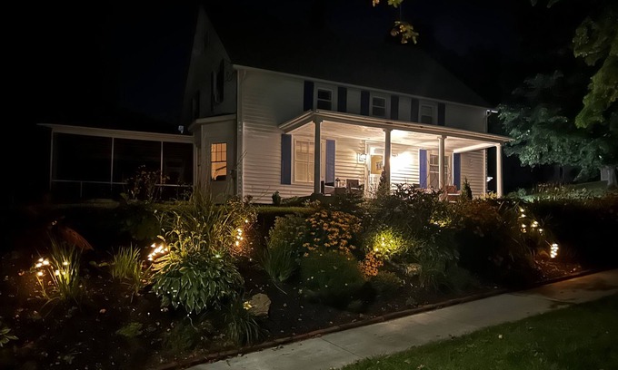 St. Albans House | Walk to downtown shops restaurants & recreation from this wonderful family home