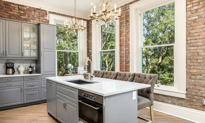 Westside North Apartment | ★ Walk to Downtown ★ 3 Lux King Beds ★ Modern ★