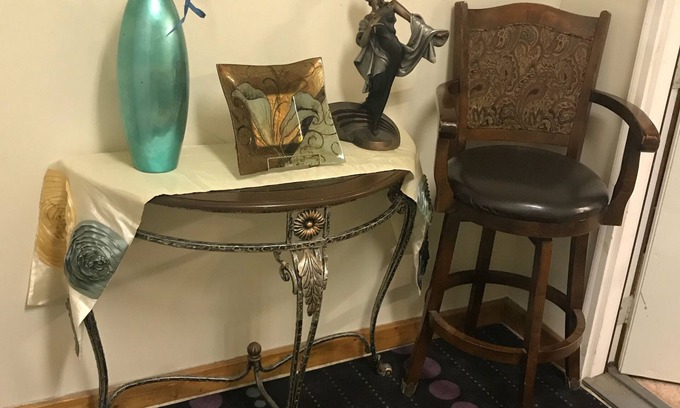 Akron House | Walk to downtown Akron from this lovely 3 bedroom apartment.
