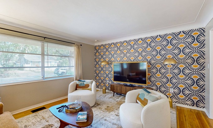 Mount Dora House | Walk to downtown at this charming home with bikes, wifi, and cornhole