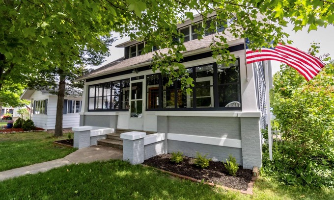 Beulah House | Walk to Downtown Beulah and Crystal Lake