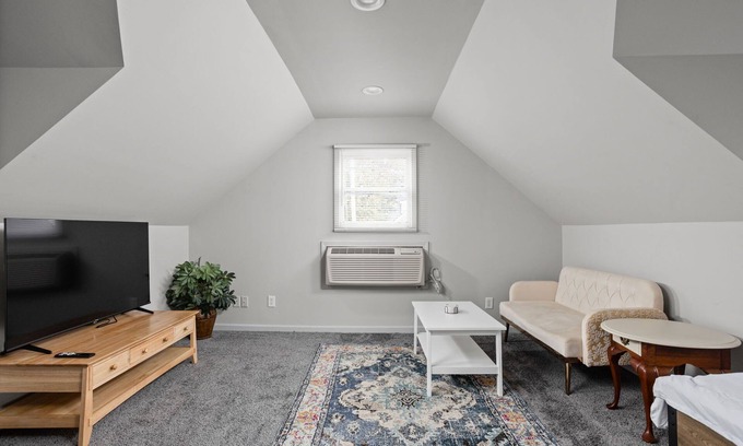 Downtown Indianapolis Apartment | Walk to Downtown | Cozy Comfort