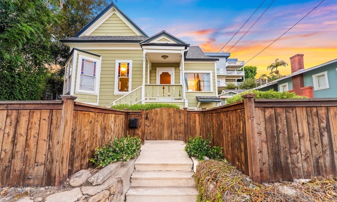 Ventura House | Walk To Downtown! Close To Beach -Hot Tub & Sauna