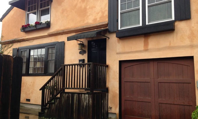 Napa House | WALK TO DOWNTOWN NAPA! EUROPEAN STYLE 2 BEDROOM DUPLEX WITH CHARM!