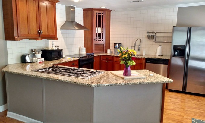 Newnan Cottage | Walk To Downtown Newnan Restaurants and Activities