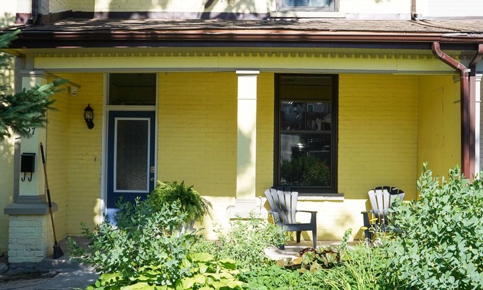 Orangeville House | Walk to Downtown or conservation area, 2 Bedroom home . Sleeps 4. Pets welcomed