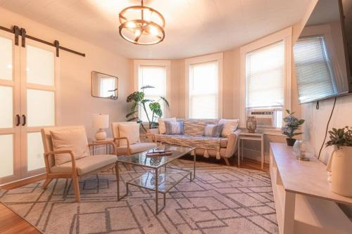 Salem Apartment | Walk to Downtown Salem with Arcade- Free Parking!