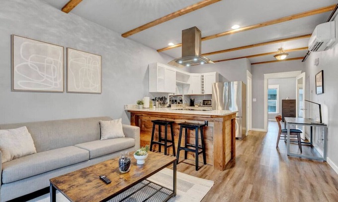 New Tacoma Apartment | Walk to DT | Fast Wi-fi + Long stay equipped!