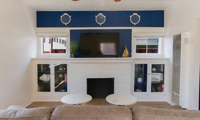 Franklin House | Walk to DTLB, RetroRow, & Beach!