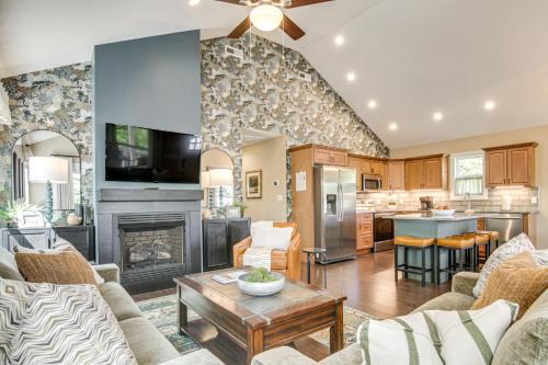 Waynesville House | Walk to Dtwn Waynesville Home with Deck!