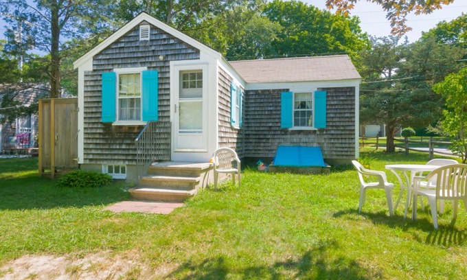 East Sandwich Cottage | Walk to East Sandwich Beach from this cute cottage on the corner of Ploughed Neck Road