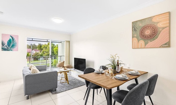 Springwood Apartment | Walk to everything! Modern 2Beds Apt w/EasyAccess