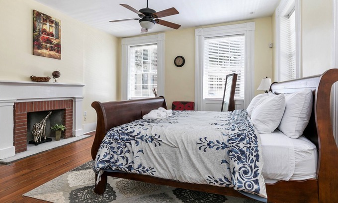 Harleston Village House | Walk to everywhere - 4 Bedroom House - 2 Blocks to King st. Free parking.