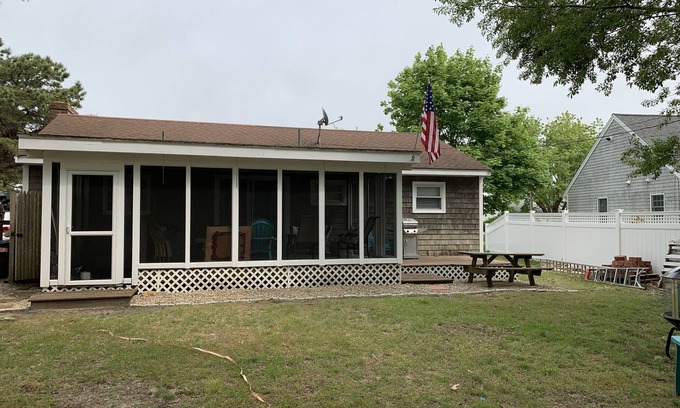 West Dennis House | Walk to family friendly beach in West Dennis!