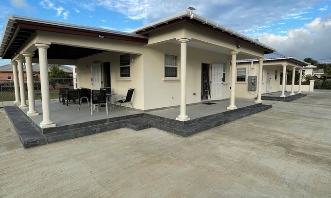 Atlantic Shores Cottage | Walk to Freights Bay surfing & Miami Beach! Perfect for remote workers.