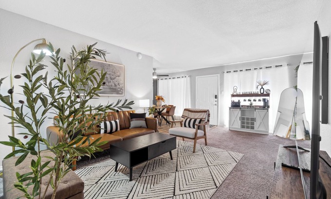 Central Arlington Apartment | 🏈⚾ Walk to games, chill in style—your fan HQ awaits! 2 br Professional designed!