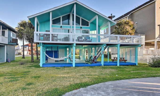 Pirates Beach House | Walk to Gulf: Cozy Beach House in Galveston!