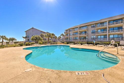 Oceanmarsh Subdivision Apartment | Walk to Harbor Island Beach Cozy St Helena Villa!