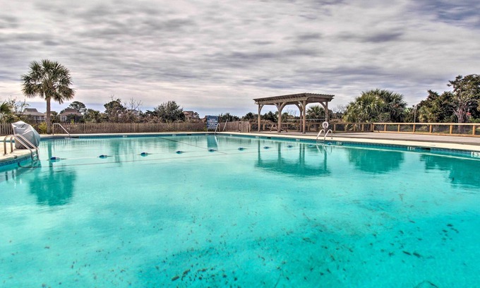 Oceanmarsh Subdivision Condo | Walk to Harbor Island Beach: Cozy St Helena Villa!