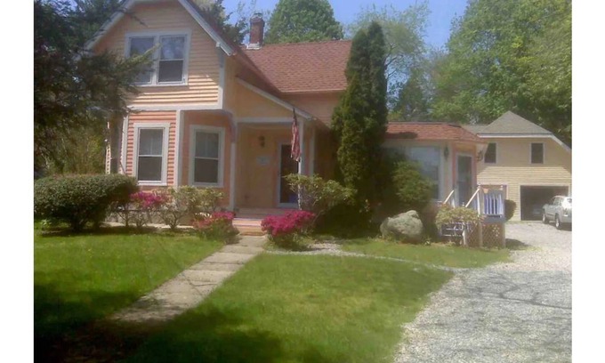 West Mystic House | Walk to Historic Downtown Mystic! Best Location—beach, marinas, eateries!