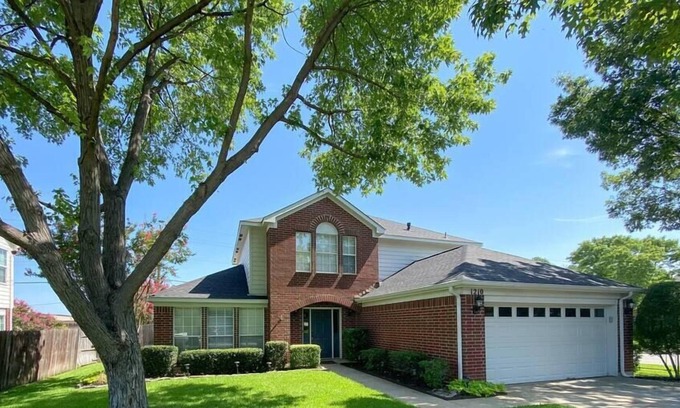 Grapevine House | Walk to Historic Main St | 30+ days stays & pet friendly