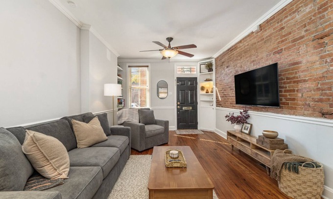 Downtown Harrisburg House | Walk to Hospital and Downtown - 20 min to Hershey - Free Parking - Quiet Street