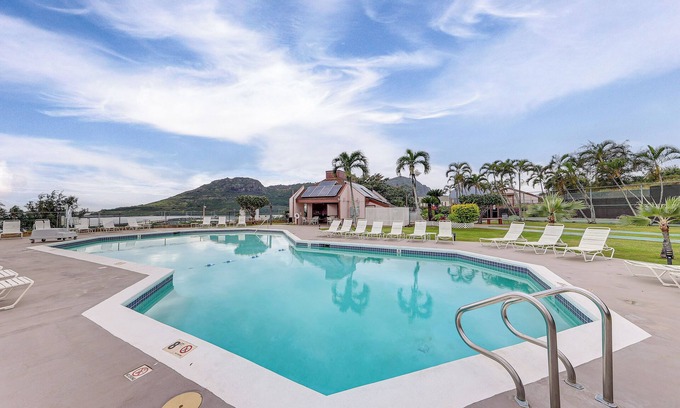 Nawiliwili Condo | Walk to Kalapaki Beach: Condo w/Ocean & Mtn View!