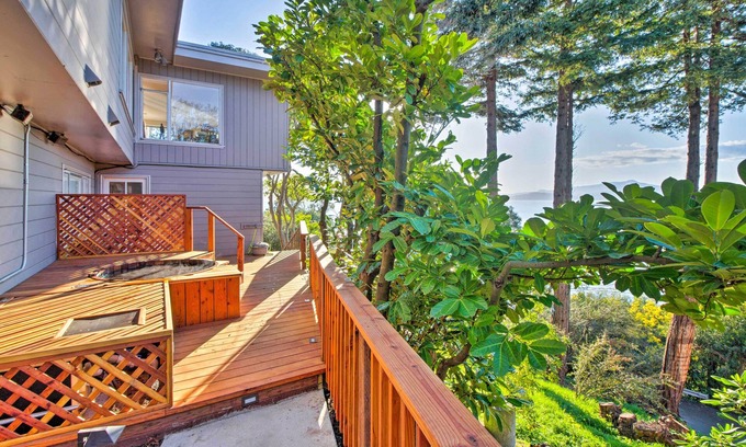 Point Richmond Apartment | Walk to Keller Beach: Waterfront Studio w/Hot Tub