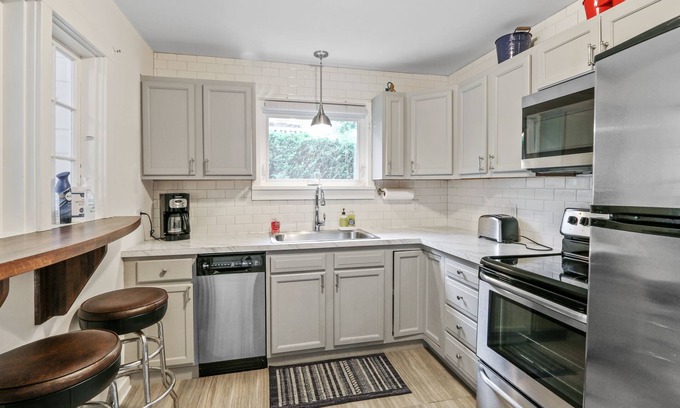 Indian Hills House | Walk to Lake! Adorable House in Fontana-on Geneva Lake. SUMMER 2026 SPECIAL! 30%