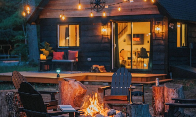 Chocorua Ski and Beach Cabin | Walk to lake~ kayak~campfire~picklelball. Plus ideal base for Wht Mtn Adventure!