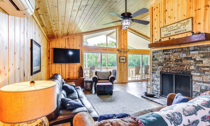 Kelleys Island House | Walk to Lake: Kelleys Island Gem w/Deck!