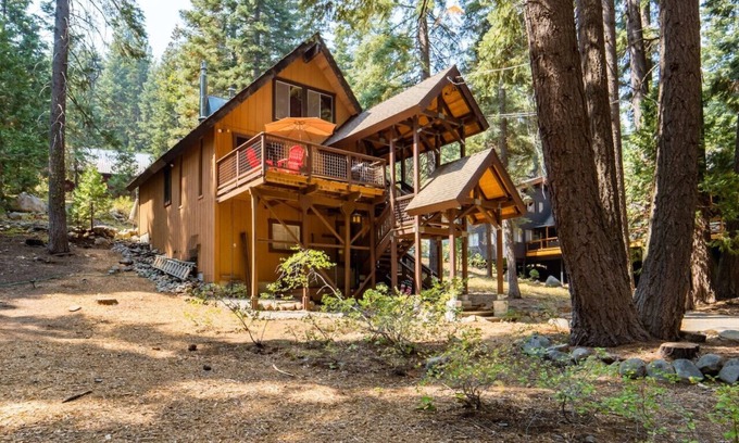 Homewood House | Walk to Lake West Shore Cabin Hot Tub DogOK EVplug