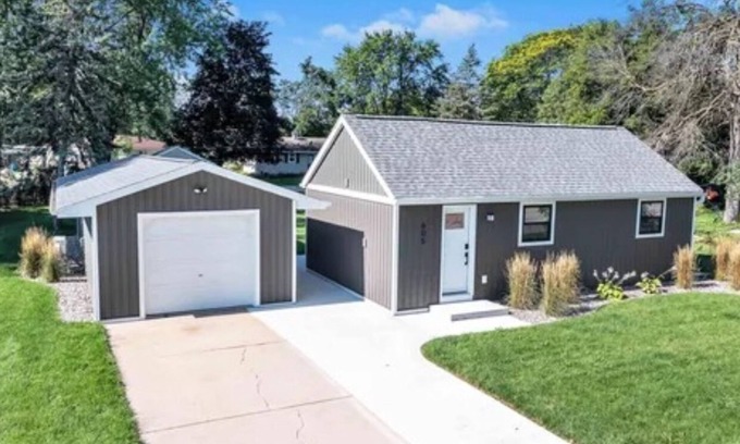 Ashwaubenon House | Walk to Lambeau, Heat & A/C