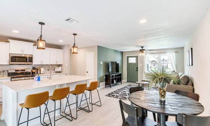 Little Elm House | Walk to Lewisville Lake: Dog-Friendly Texas Home