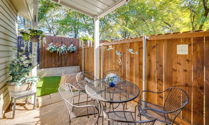 Lake Dallas Cottage | Walk to Lewisville Lake: Pet-Friendly Texas Abode!