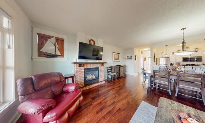 The Blue Mountains Condo | Walk to lifts condo with mountain view, hot tub, & beach access - dog-friendly