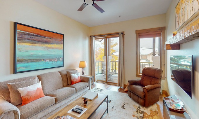 Steamboat Springs Condo | Walk-to-lift condo w/shared hot tubs/pool/gym & amazing mountain views