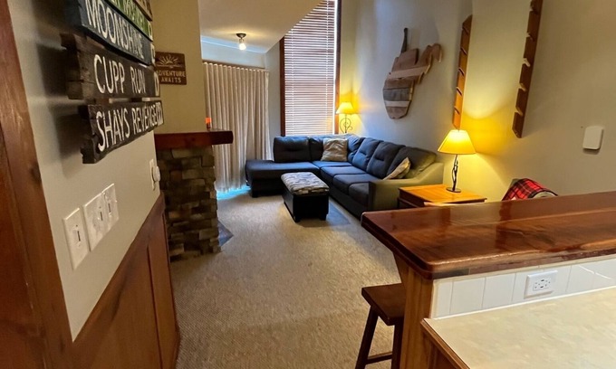 Snowshoe Condo | Walk to lifts-1bdrm w/hot tub & amazing sunsets from top floor of Rimfire Lodge