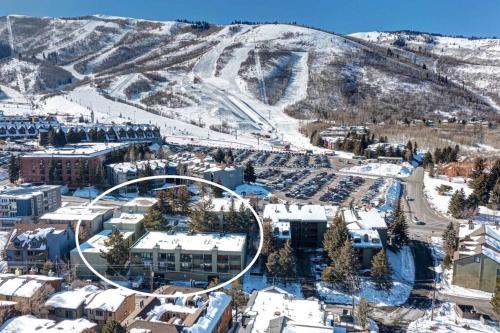 North Park City Apartment | Walk to lifts! Beautiful 2BR at base of PCMR #CondoInPC