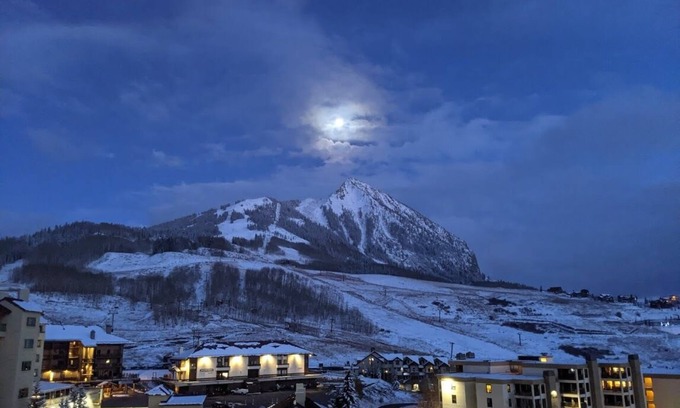 Crested Butte Condo | Walk to Lifts, Newly Renovated, Mtn. Views, Fireplace, Hot Tub, Garage Access