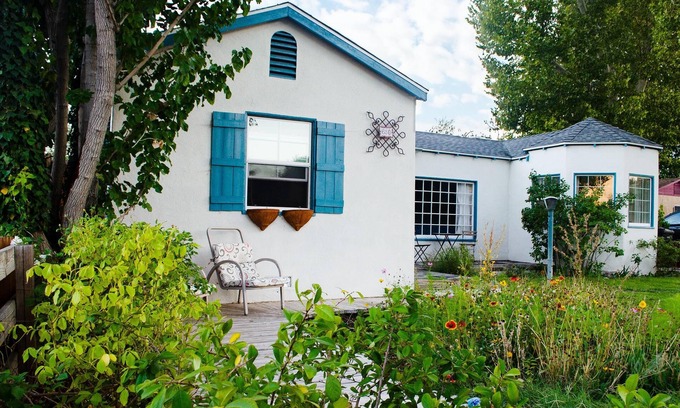 Lone Pine House | Walk to Main St! 20 min drive to Whitney Portal. High speed internet