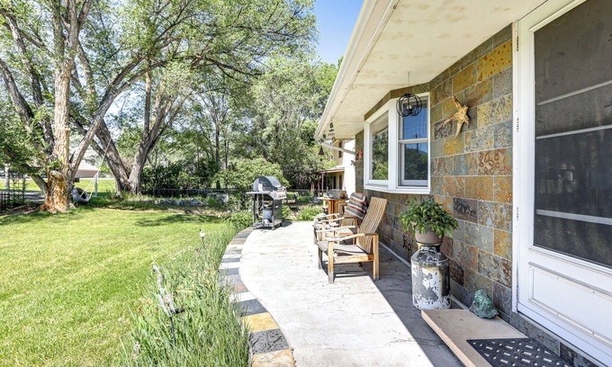 Carbondale House | Walk to Main St: Carbondale Apt w/Shared Patio