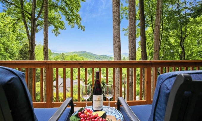 Burnsville Ski Chalet | WALK TO MAIN ST., Pets OK, Close to Shops, Hiking, 30 min to Hatley Pointe