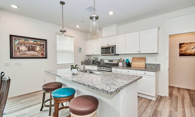 Upland Condo | Walk to Mall~Close to FWY210~Border with LA County~2022 Built~HOA Amenities~讲中文·